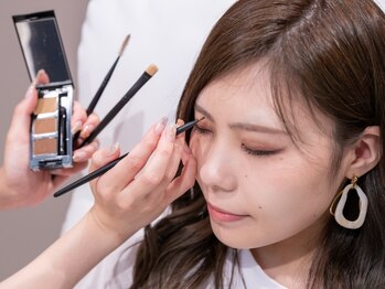 垢抜けアイブロウでナチュラルな美しさを創り出す アイブロウデザインカット